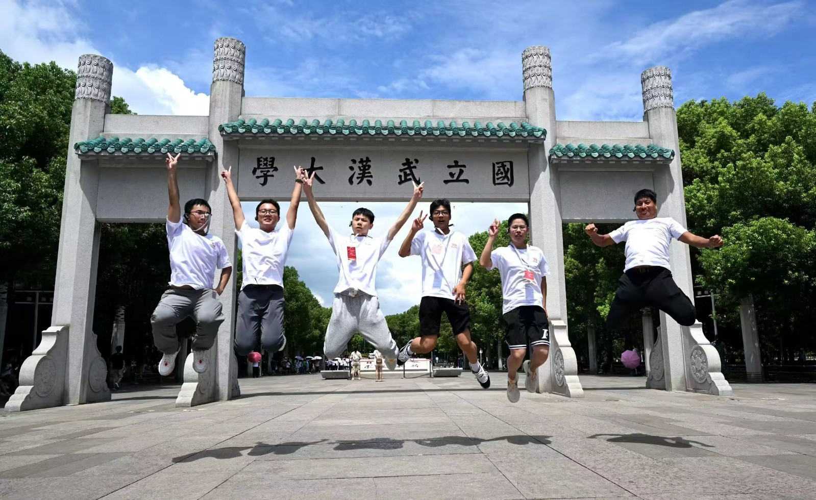 “劲牌阳光学子”研学行的部分同学合影，左一为石锦杰同学